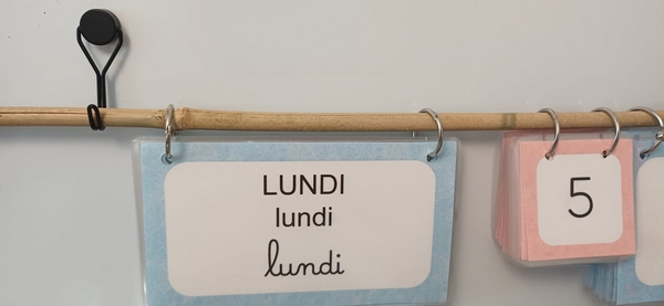 Tenir le calendrier au tableau avec deux crochets magnétiques