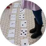 Article Jeu de correspondance des nombres : un défi mathématique pour les enfants qui ont besoin de bouger