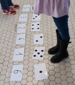 Jeu de correspondance des nombres : un défi mathématique pour les enfants qui ont besoin de bouger